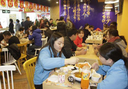 “鱼你在一起”酸菜鱼米饭，缘何开业就创造“排队奇迹”？