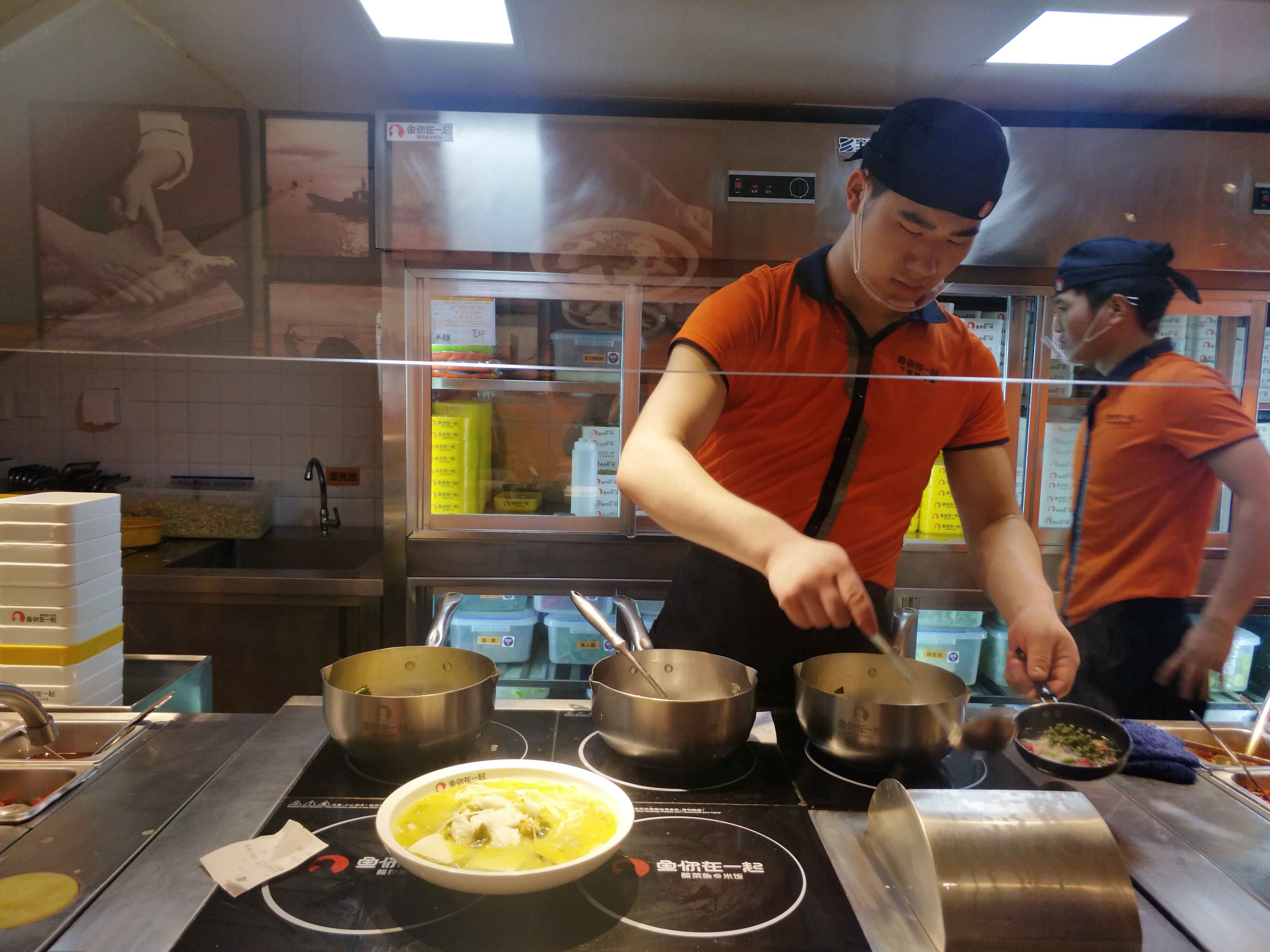 探店网红餐厅鱼你在一起下饭酸菜鱼，找寻火爆背后的秘密